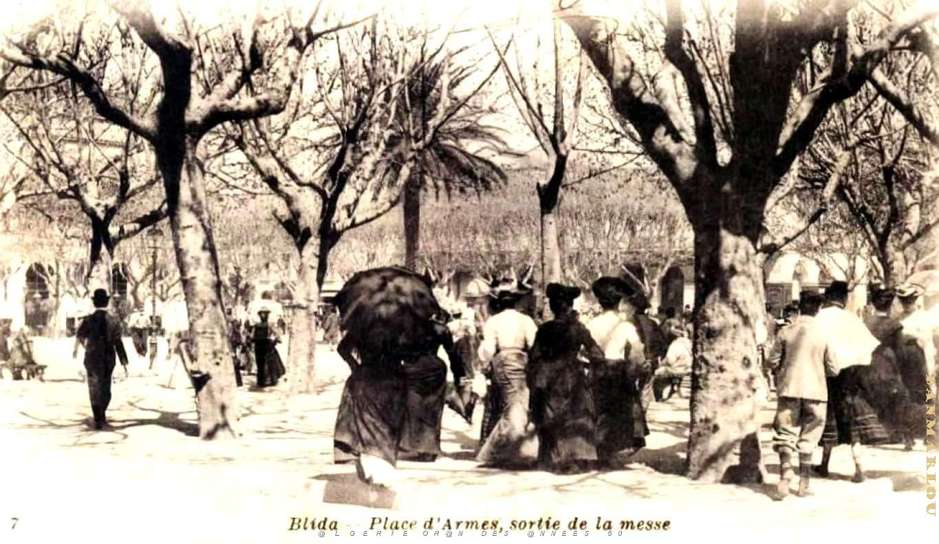 Blida - Place d'Armes - Sortie de Messe.jpg